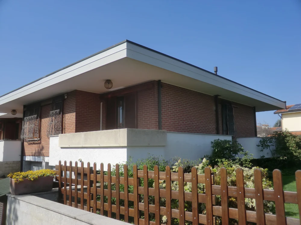 casa-rosa-con-recinzione-legno