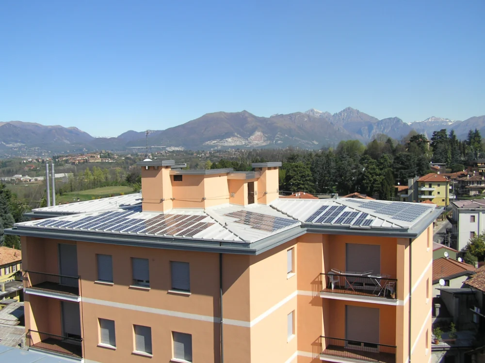 condominio-arancione-con-pannelli-fotovoltaici