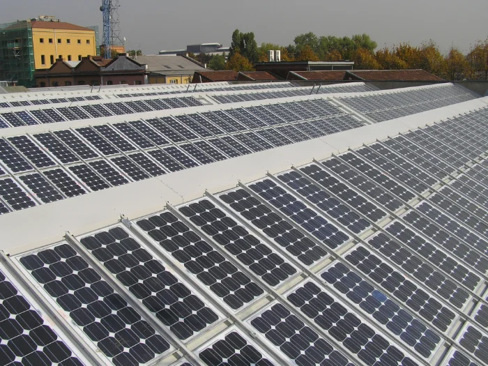 pannelli-fotovoltaici-blu-bianchi